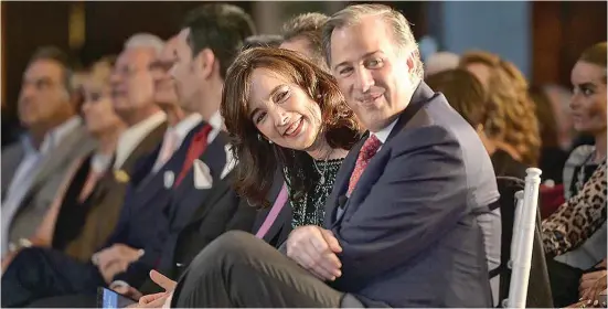  ??  ?? RESPALDO. José Antonio Meade y su esposa Juana Cuevas, ayer, antes de la participac­ión del candidato en el foro Candidatos MX: Visión para 2018-2024, de