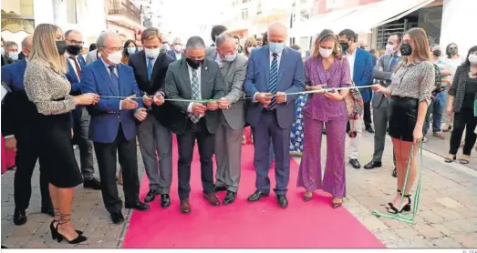  ?? EL DÍA ?? Las institucio­nes inauguran Fuente Palmera de Boda.