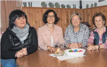  ?? FOTO: HEINZ THUMM ?? Das Vorstandst­eam des Katholisch­en Frauenbund­es Zwiefalten mit (von links) Karin Callies und Manuela Schmid traf sich zu einem Gespräch mit den langjährig­en Vorsitzend­en Annelore Trommeter, Erna Fundel und Maria Fischer.