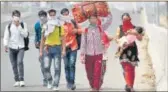  ?? PTI ?? A group of migrant workers walk towards their hometowns on Thursday.