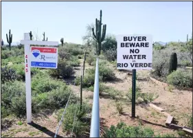  ?? FREDERIC J. BROWN — AFP/GETTY IMAGES FILE ?? A sign warns buyers of the water situation across from a property for sale in Rio Verde Foothills, Ariz., in February 2023.