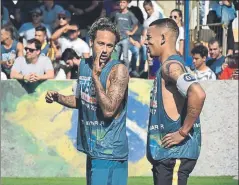  ?? FOTO: P. MURIEL ?? Neymar y Gabriel Jesus preparan una jugada Su gran amigo del City