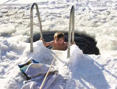  ?? FOTO: TIM ÅBERG ?? TUFF. Collin Åberg, 7, från Runby gillar att bada isvak vid Kairobadet.