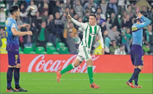  ??  ?? EMPATE EN EL ÚLTIMO SUSPIRO. Cristian Tello celebró así su gol, que suponía el 2-2 para el Betis cuando todo parecía perdido.