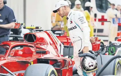  ??  ?? El británico llevaba tres carreras sin largar primero; tras clasificar le “echó un ojo” al auto de Kimi Raikkonen.