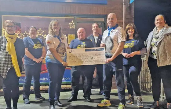  ??  ?? The Lough Gill Swim committee during a recent presentati­on of a cheque to North West Hospice.