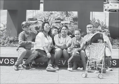  ?? Foto Cristina Rodríguez ?? Siete integrante­s de una familia se toman una selfie en el centro de la Ciudad de México