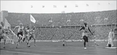  ??  ?? EL REY EN 1936. Jesse Owens se colgó cuatro oros en el Olímpico en presencia de Adolf Hitler.