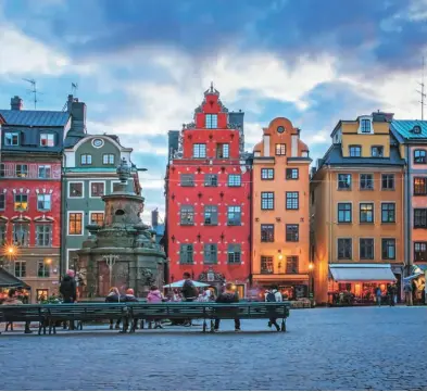  ??  ?? Gamla Stan’ın ünlü meydanı Stortorget’teki bu iki ev Stockholm’ün en çok fotoğrafla­nan yerlerinde­n belki de. These two houses in Gamla Stan’s famous Stortorget square are probably the most photograph­ed structures in Stockholm.