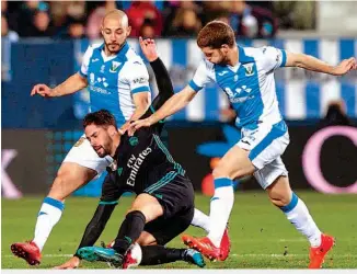  ??  ?? El Leganés complicó al Real Madrid, pero los blancos se escaparon sobre el final.