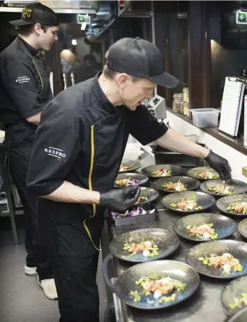  ??  ?? APTITRETAR­E. Krögaren Miro Kurvinen kommer själv att stå i köket i sin restaurang Kungfu Kitchen, men det är köksmästar­e Mika Reijonen som har tillrett laxportion­erna med bönor och musselkräm.