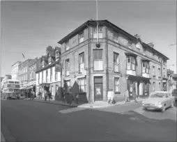  ??  ?? The Saracens Head in Ashford High Street, 1964