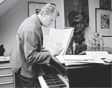  ?? FOTO ČTK ?? Vzniká Dobře placená procházka. Jiří Šlitr nad hudbou ke slavné inscenaci Divadla Semafor z roku 1964.