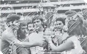  ?? FOTO: FOTOTECA, HEMEROTECA Y BIBLIOTECA "MARIO VÁZQUEZ RAñA" ?? Miguel Marín sostiene uno de los cinco trofeos de Liga ganados con La Máquina.