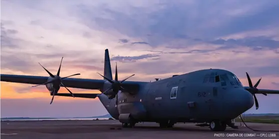  ?? PHOTO : CAMÉRA DE COMBAT — CPLC LOBB ?? Un aéronef CC-130J Hercules immobile à l’aérodrome d’Entebbe, en Ouganda, avant sa mission de transport aérien tactique vers Djouba, au Soudan du Sud, visant à offrir du soutien aux opérations de maintien de la paix en Afrique pendant l’opération PRESENCE-Ouganda.