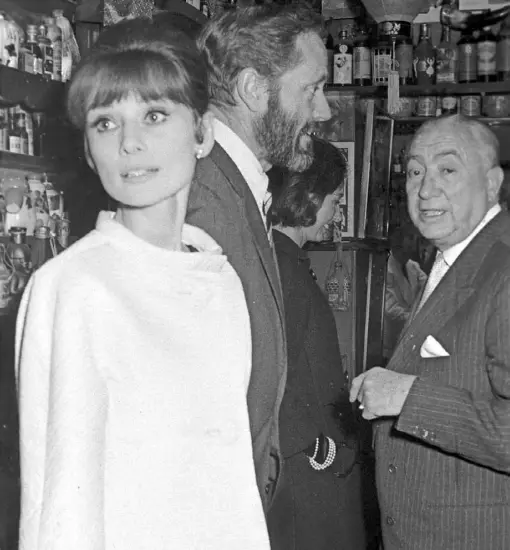  ??  ?? LA ACTRIZ Audrey Hepburn y su marido el actor y director, Mel Ferrer, durante su visita al Museo de Bebidas de Perico Chicote (d), EN 1963. EFE/Luis Millán