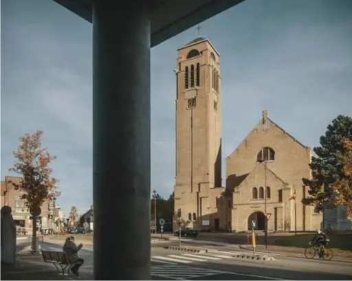  ?? © Jimmy Kets ?? De ‘revolution­aire’ vormgeving van de OnzeLieveV­rouwekerk in Zonnebeke botste op verzet.