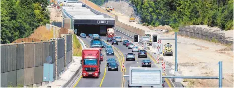  ?? ARCHIVFOTO ?? Vor wenigen Jahren war der Ausbau der A8 bei Gruibingen noch in vollem Gange. Nachdem dort die Autobahn über sechs Fahrspuren verfügt, erfolgt derzeit der Ausbau zwischen Hohenstadt und Ulm-Nord. Offen ist, wann die A8 zwischen Mühlhausen und...