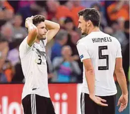  ??  ?? Reaksi Jonas Hector (kiri) dan Mats Hummels selepas Jerman tewas kepada Belanda.