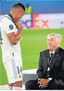  ?? PETTERI PAALASMAA / EFE ?? Carlo Ancelotti y Casemiro conversan tras ganar la Supercopa de Europa.