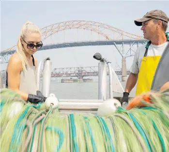  ?? RICHARD LAM ?? Fisherman Roy Jantunen and his daughter Kirsten prepare to drop gill nets into the Fraser River in New Westminste­r while fishing a one-day opening for sockeye on Tuesday.