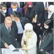  ?? FOTO: DPA ?? Dicht an dicht: Erdogan (l.) mit seiner Frau beim Akp-kongress.