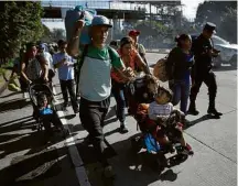  ?? Jose Cabezas/Reuters ?? Após se reunir em praça do centro de San Salvador, salvadoren­hos rumam para os EUA à pé