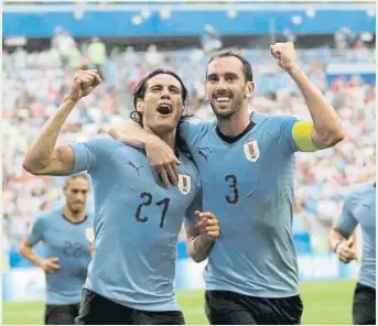  ?? FOTO: GETTY ?? Diego Godín celebró el gol de Cavani que recupera al ‘matador’ y certificó el primer puesto de Uruguay