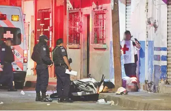  ?? Fotos: Staff ?? Occisos. Los dos que falleciero­n estaban arriba de una motociclet­a con el motor encendido./