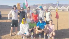  ??  ?? Lauren O’Malley with some of her fellow competitor­s in the epic Marathon des Sables