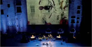  ??  ?? Rodolphe Burger avec Dupuy et Berbérian. « Concert dessiné ». Festival d’Avignon, 2010. “Drawn concert”