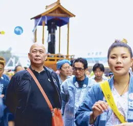  ??  ?? The author during the procession at Kawasaki in the Kanagawa Prefecture of Japan