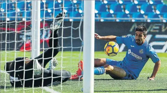  ?? FOTO: EFE ?? Markel estuvo a punto de marcar en esta acción que finalmente quedó anulada por fuera de juego