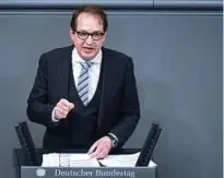  ??  ?? Verkehrsmi­nister Alexander Dobrindt (CSU) bei der Debatte über die Maut. Foto: Bernd von Jutrczenka