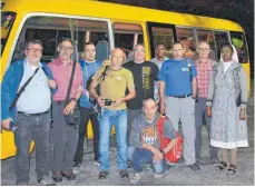  ?? FOTO: PRIVAT ?? Die Region im Arbeitsein­satz in Tansania (von links): Ludwig Boll, KarlHeinz Fensterle, Pius Luib jun., Tobias Schneider, Rudolf Brehm, knieend Andreas Madlener, der Busfahrer, Ludwig Storrer, Richard Neubrand, Schwester Octavia, zuständig für...