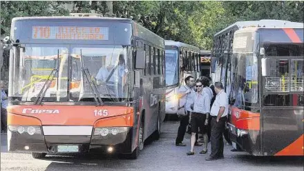  ??  ?? INTERDEPAR­TAMENTALES. Ante la escalada de contagios, los ómnibus deben viajar con la mitad de los pasajeros habilitado­s.