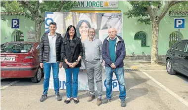  ?? ?? Lorena Orduna, alcaldable por el PP, junto a su equipo en el Complejo Deportivo San Jorge.