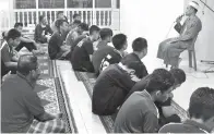  ??  ?? (Gambar atas) PENDIDIKAN agama dan moral turut diberi penekanan dalam program itu bagi membentuk pelajar berdisipli­n, bermoral dan memiliki jati diri. (Gambar kiri) JAMIGUL (duduk, tengah) bersama Rashid dan Andrews serta Zainudin Jalani (tiga kanan)...