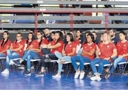  ?? CRISTINA SOLÍS ?? La Selección Femenina recibió un homenaje de la Federación Costarrice­nse de Fútbol en las instalacio­nes del Proyecto Gol, en San Rafael de Alajuela.