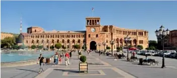  ??  ?? Sopra, la Piazza della Repubblica a Yerevan. A sinistra, il Monastero di Tatev (IX sec.), nella provincia di Syunik.