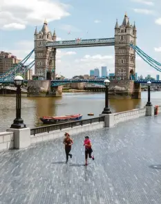  ?? Foto: Dominic Lipinski, dpa ?? Zwei einsame Joggerinne­n an der Tower Bridge in London. Premier Boris Johnson hat lange gezögert, ehe er Maßnahmen gegen Corona anordnete. Umso härter wurde das Land schließlic­h von der Krise getroffen.