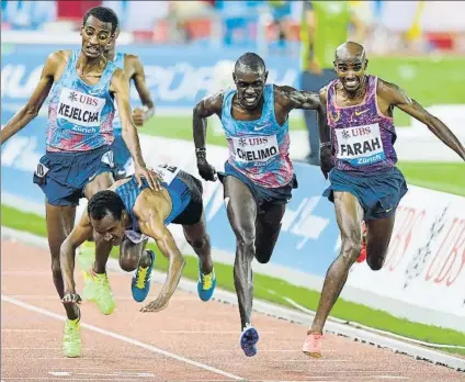  ?? FOTO: AP ?? Solo 13 centésimas. Un ajustadísi­mo margen separó a los cuatro primeros en la agónica llegada del 5.000. Farah cantó victoria