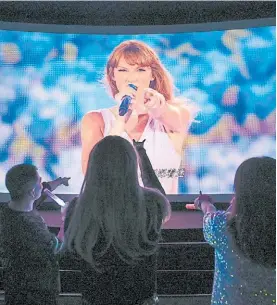  ?? AP ?? Aplauso. Fans chinos festejan en Beijing el film sobre la gira de Swift.