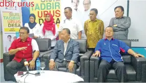  ??  ?? ALEXANDER (duduk kiri) bersama Pairin (duduk, tengah), Radin (duduk, kanan), Sairin (berdiri, tengah) dan Bobbey (berdiri, kanan) serta Pegawai Daerah Keningau Yusop Osman (berdiri, dua dari kanan) dan Pengarah Institut Kemajuan Desa (Infra) Dato Rubyiah Abd Rahman (berdiri, kiri) dan Timbalan Setiausaha Dasar KKLW Hjh Norison Ramli (berdiri, dua dari kiri) pada sidang media itu.