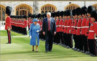  ??  ?? Queen Elizabeth II. empfängt US-Präsident Donald Trump mit militärisc­hen Ehren auf Schloss Windsor.