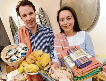  ?? Foto: Silvio Wyszengrad ?? Axel Breckwoldt und Jana Danko verkaufen in der Altstadt in ihrem Laden „Der kleine Bazar“und im Internet außergewöh­nliche Waren.