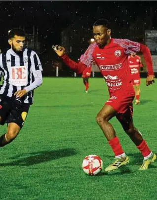  ?? Foto: Alexander Daleiden/LW-Archiv ?? Nach fünf Siegen in Serie kassierten David Kiambu (r.) und der FC Mamer wieder eine Niederlage.