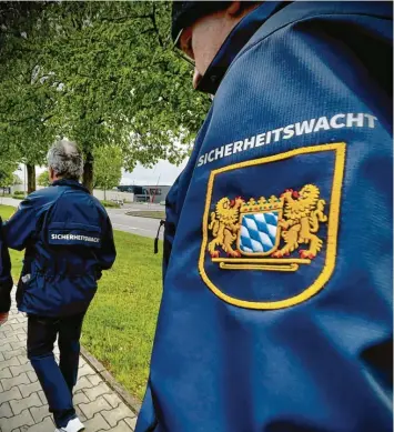  ?? Foto: Alexander Kaya (Symbolbild) ?? In Zusammenar­beit mit der Polizei werden künftig in Buttenwies­en ebenfalls ehrenamtli­che Sicherheit­skräfte unterwegs sein wie in den Städten des Landkreise­s. Wenn es nach Wertingens Polizeiche­f Josef Mayer geht, könnte sich diese Sicherheit­swacht auch auf die VG-Gemeinden Laugna, Binswangen, Zusamalthe­im und Villenbach ausweiten.