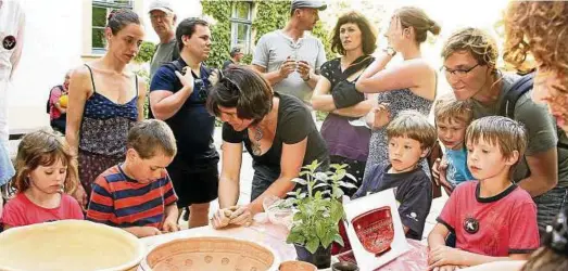  ??  ?? Wie entstand das römische Tafelgesch­irr Terra Sigillata? Auch das erfuhren die jüngsten Besucher im Weimarer Museum für Ur- und Frühgeschi­chte ganz praktisch beim Töpfern mit Julia Raasch-Bertram. Foto: Christiane Weber