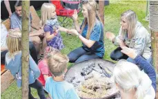  ?? FOTO: SABINE RÖSCH ?? Der Große beschützt den Kleinen: Theresa und Sarah bringen den künftigen Pfadfinder­n den Pfadfinder­gruß bei.